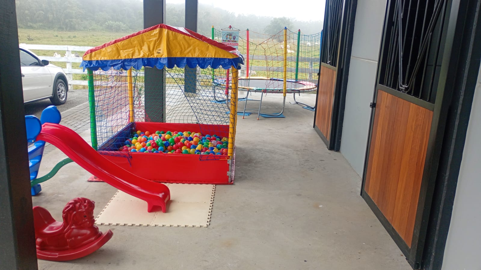 Espaço kids para casamento em Joinville com piscina de bolinhas e cabana