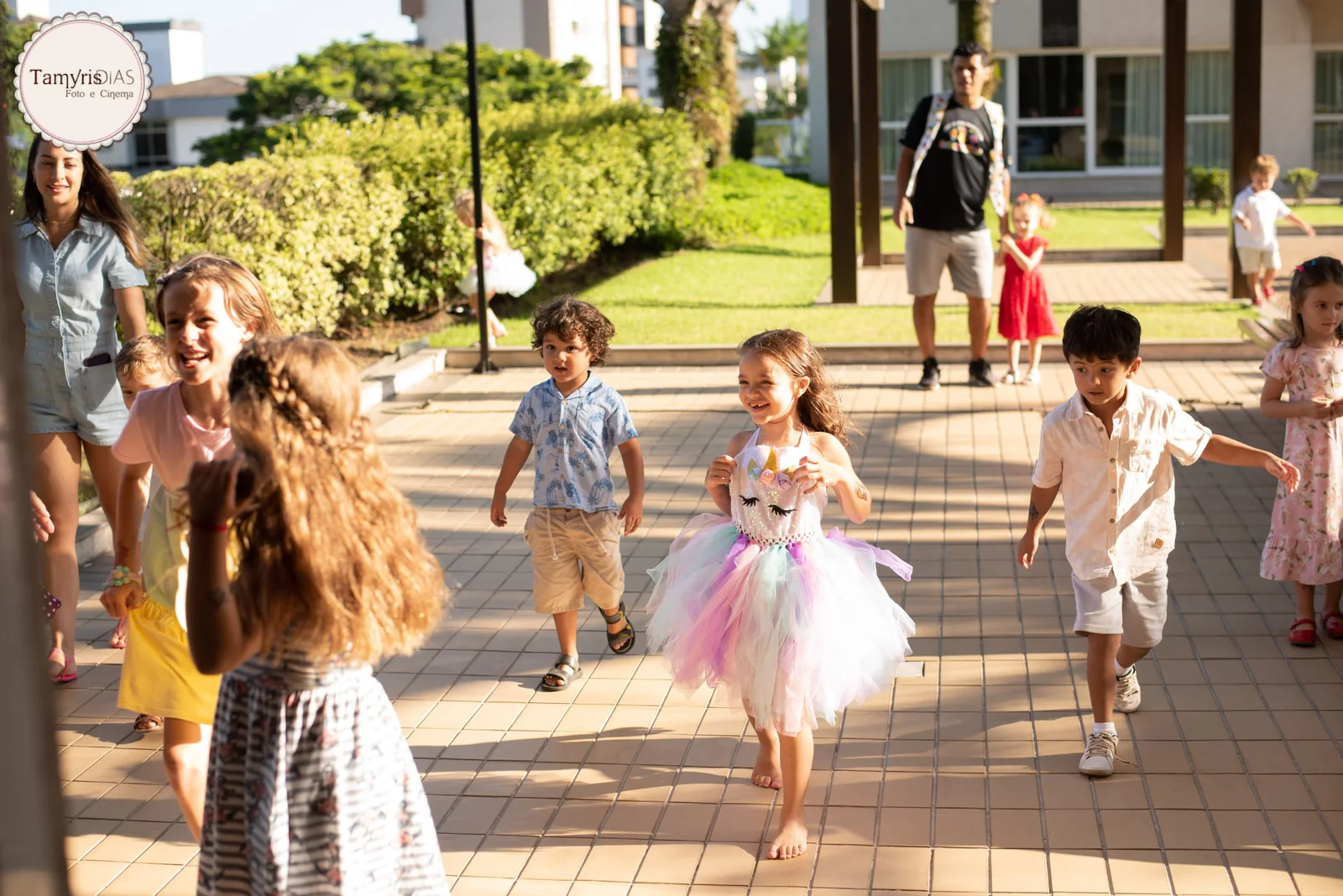 Crianças participando de brincadeiras dirigidas em festa infantil em Joinville SC