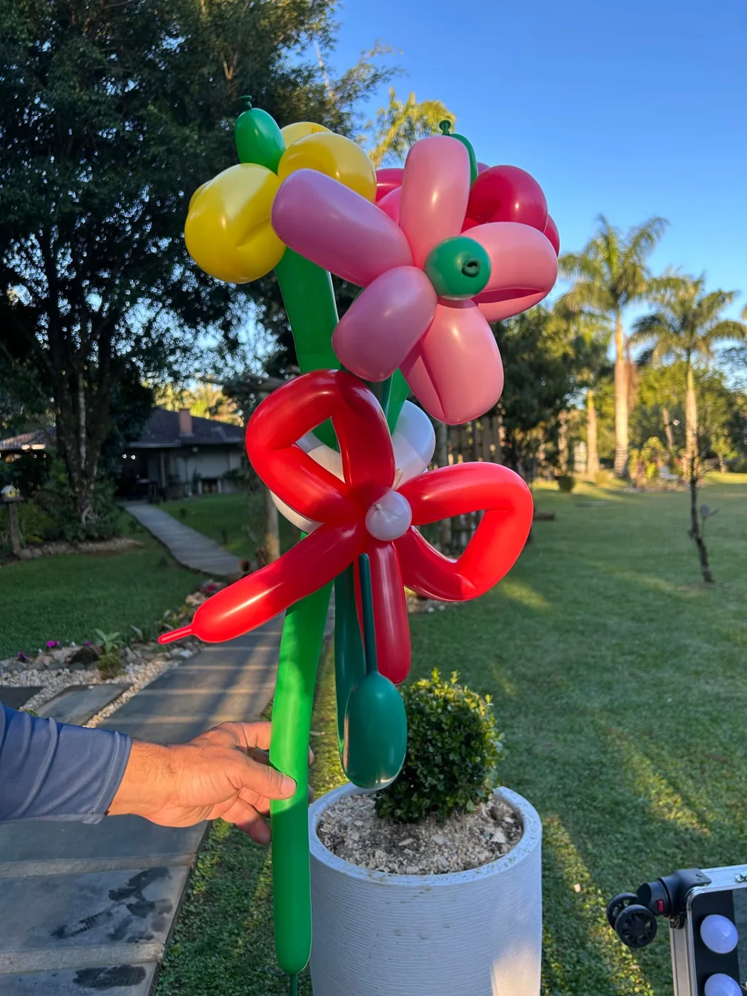 Buquê colorido com esculturas de flores em balões para festa em Joinville SC