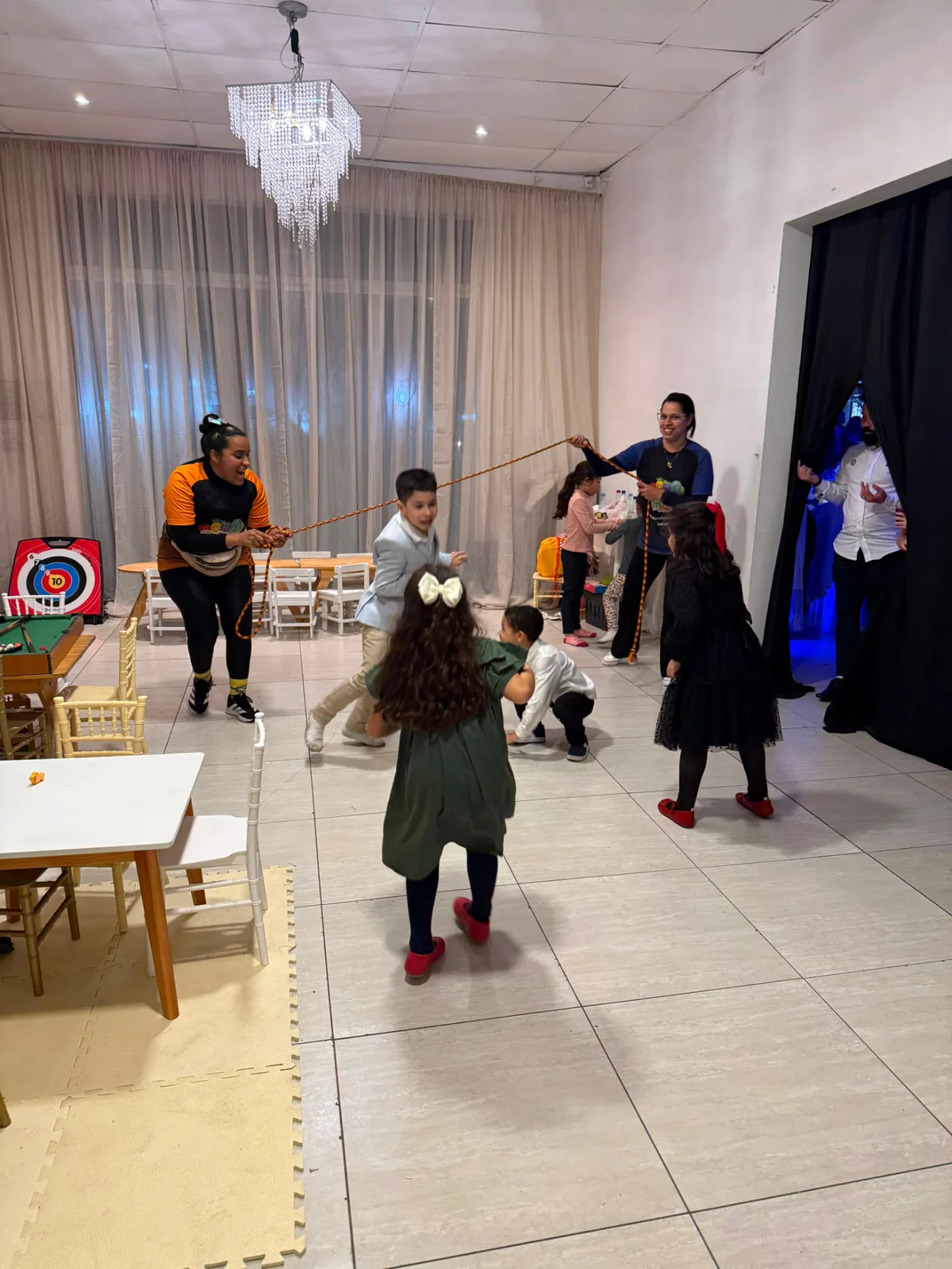 Recreadoras conduzindo atividades para crianças durante casamento em Joinville SC