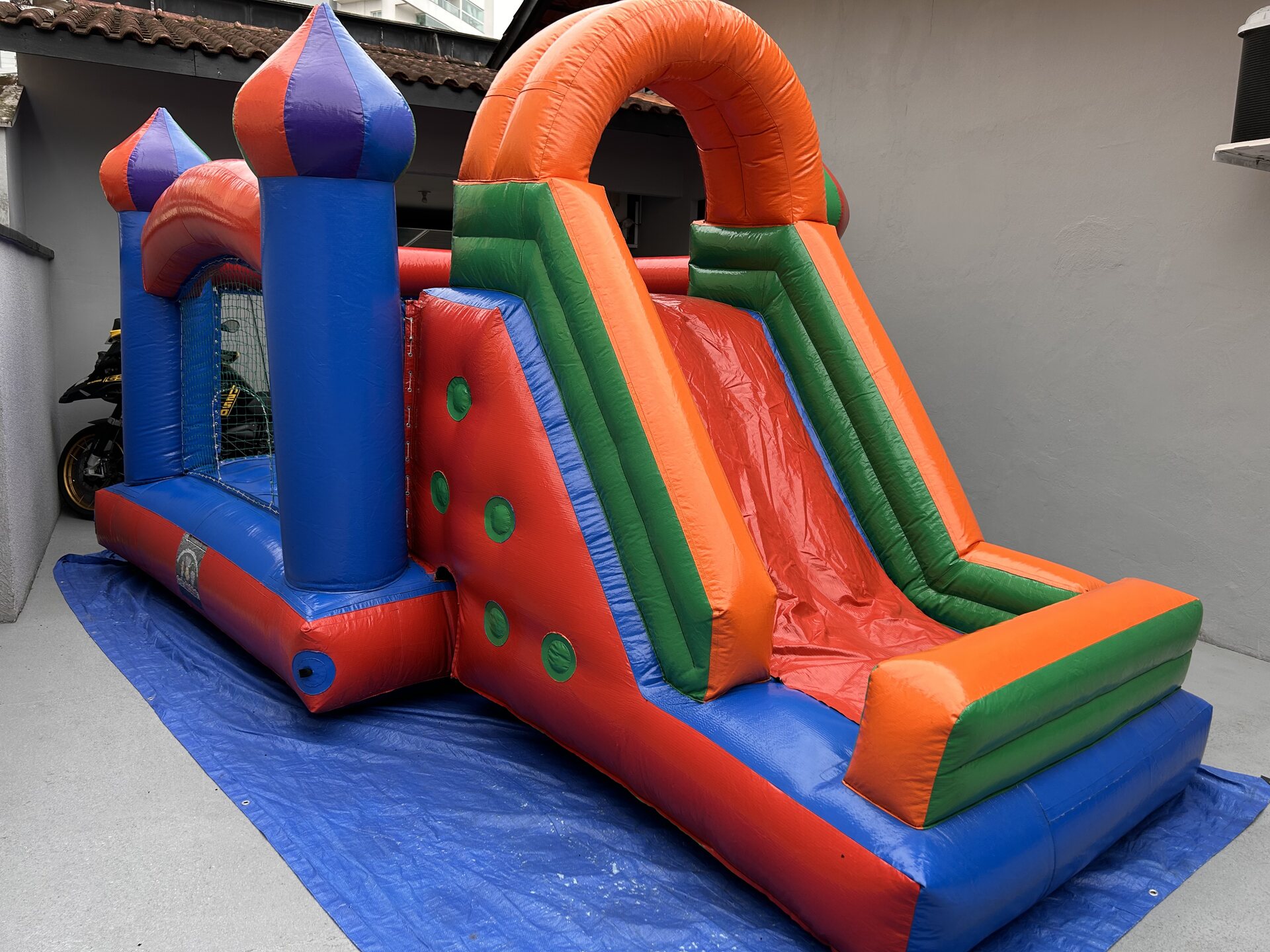 Brinquedo inflável colorido com tobogã para locação em festas infantis em Joinville SC