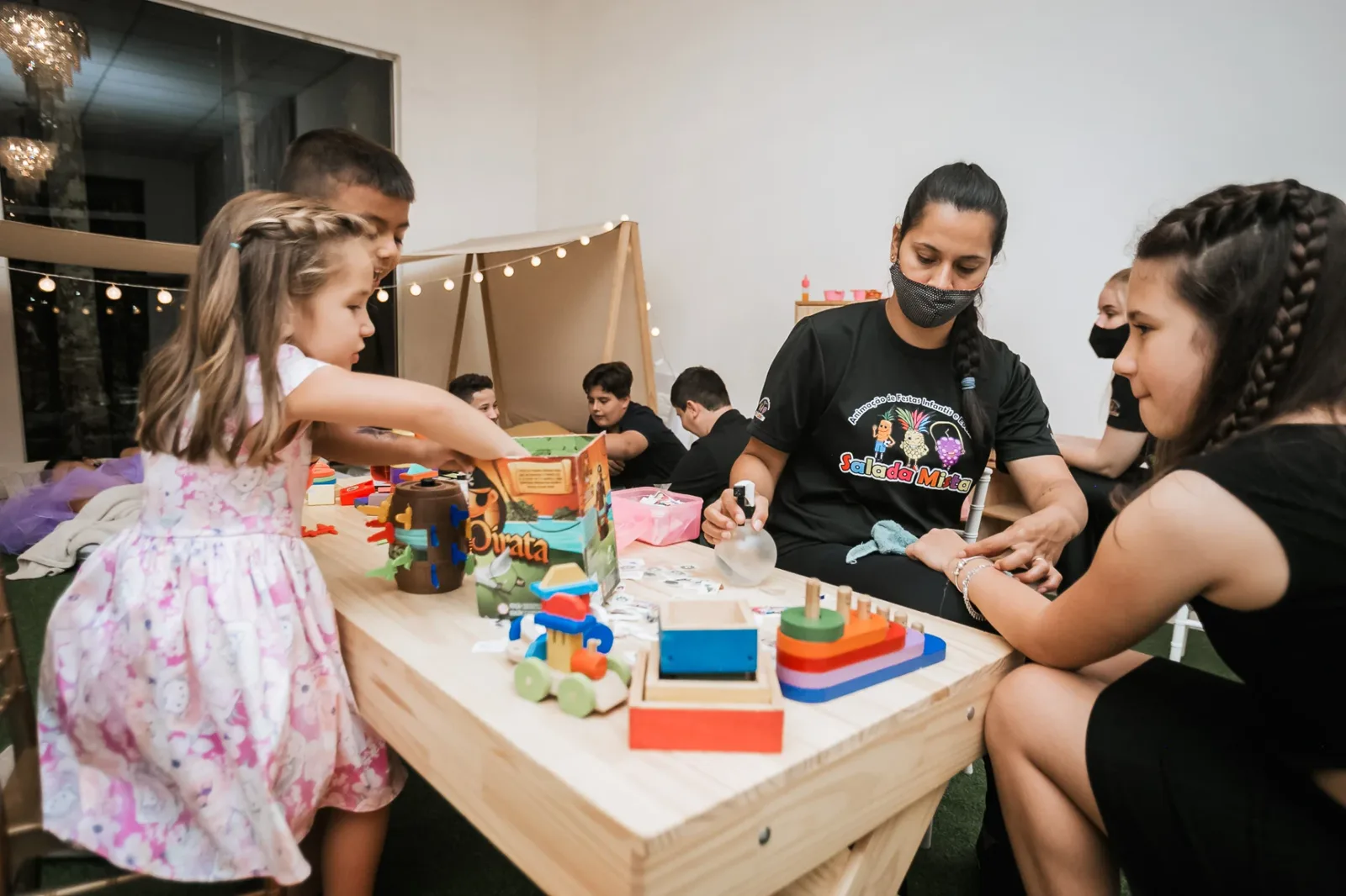 oficina infantil conduzida por equipe de recreação em festa infantil em Araquari, Santa Catarina