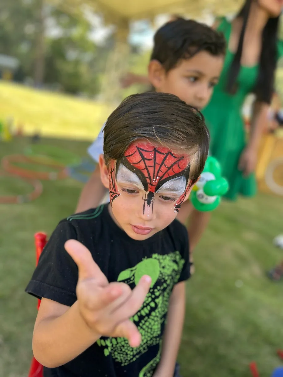 Criança com pintura facial de Homem-Aranha em festa infantil na região de Joinville SC