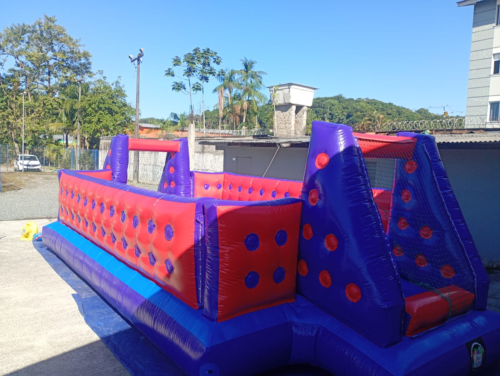Aluguel de brinquedo inflável de futebol de sabão para festa infantil em Joinville