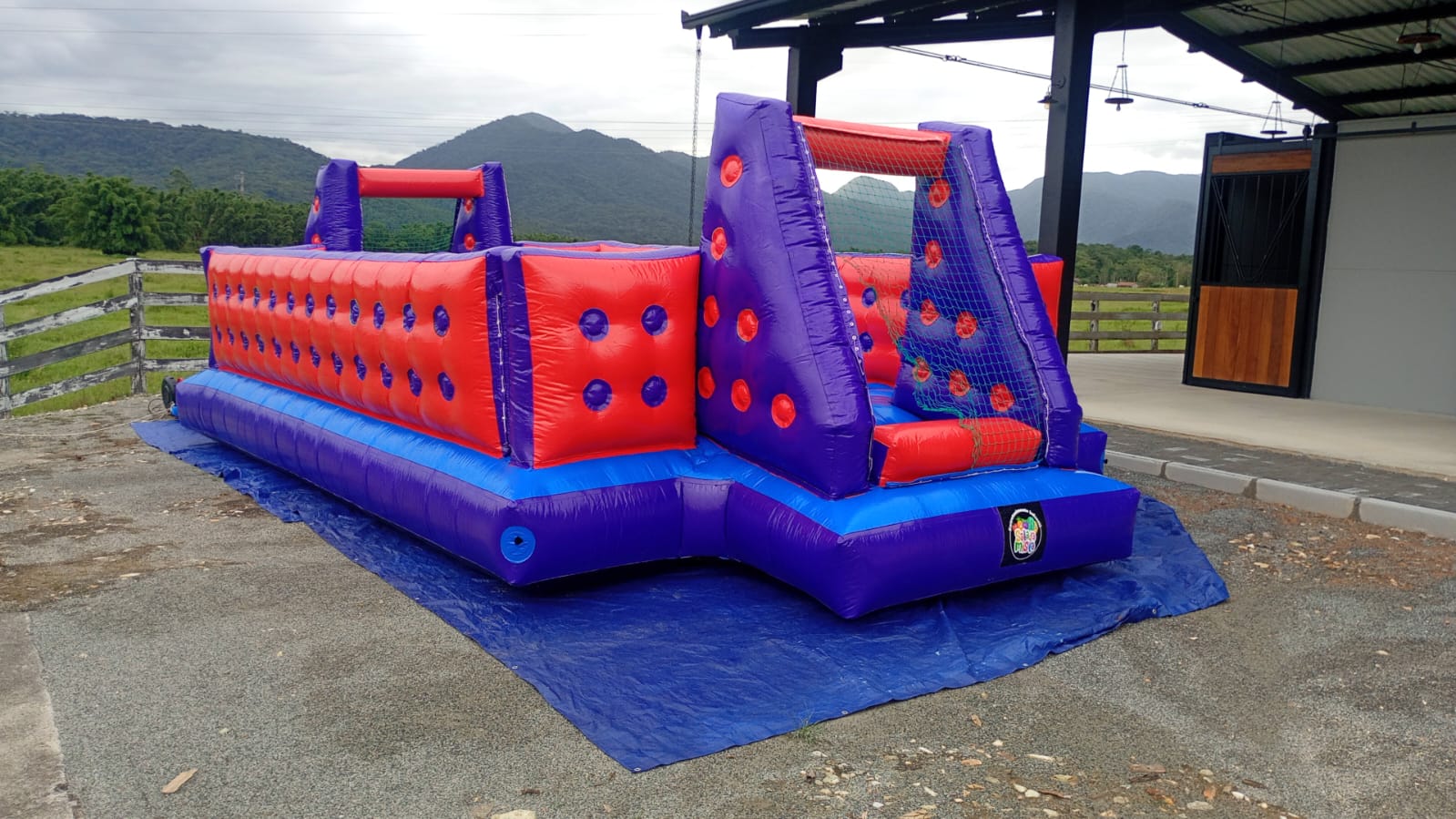 Locação de brinquedos em Joinville com inflável de obstáculos e escalada